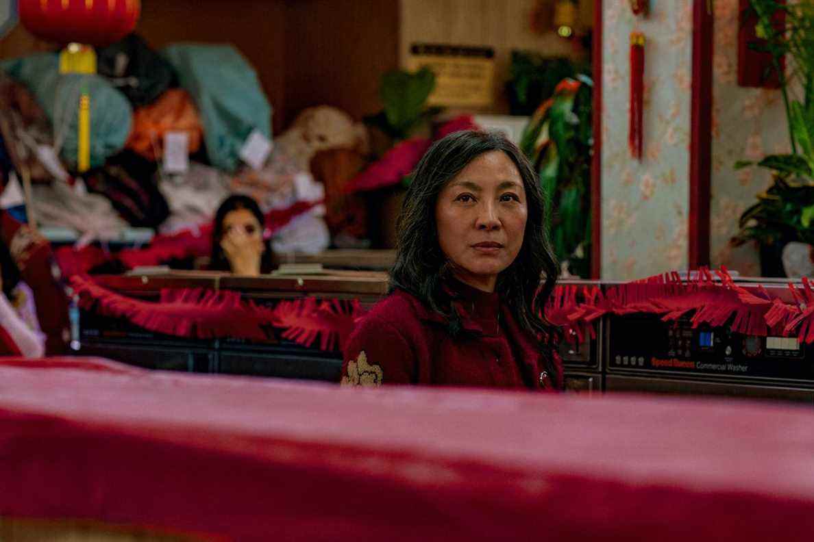 Michelle Yeoh se tient dans la laverie familiale dans Everything Everywhere All At Once