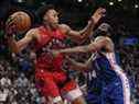 7 avril 2022 ;  Toronto, Ontario, CAN ;  L'attaquant des Raptors de Toronto, Scottie Barnes, va passer le ballon alors que le gardien des 76ers de Philadelphie, James Harden, défend pendant la seconde mi-temps à la Scotiabank Arena. 