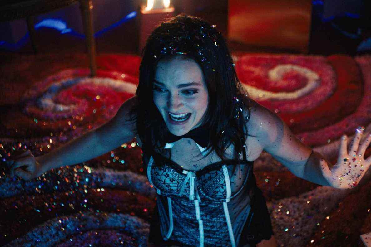 Madeline Brewer comme Alice couverte de paillettes dans Cam.