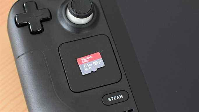 Une carte microSD SanDisk Ultra sur un Steam Deck.