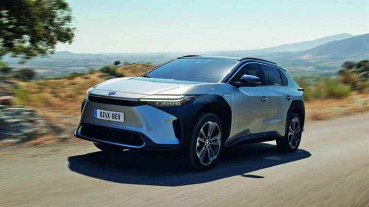 Toyota bZ4X est le premier Toyota EV – et il a un toit solaire