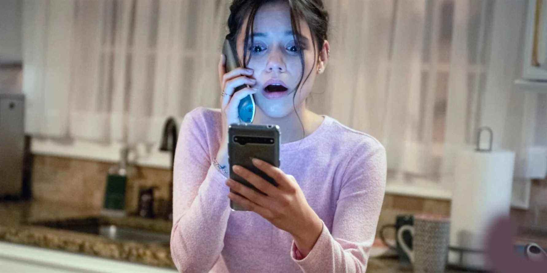 Jenna Ortega holding a phone and screaming as Tara Carpenter in Scream (2022)