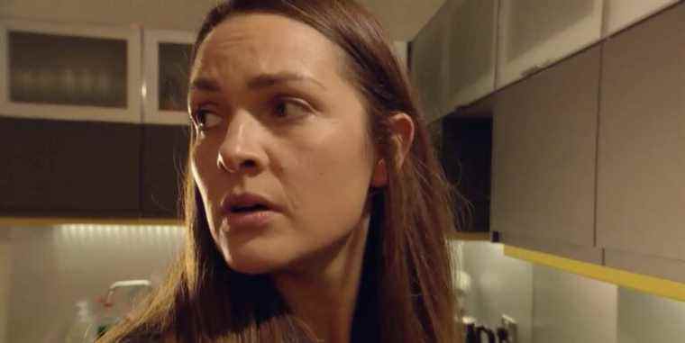 Sienna Blake des Hollyoaks découvre la cachette de drogue de Warren Fox

