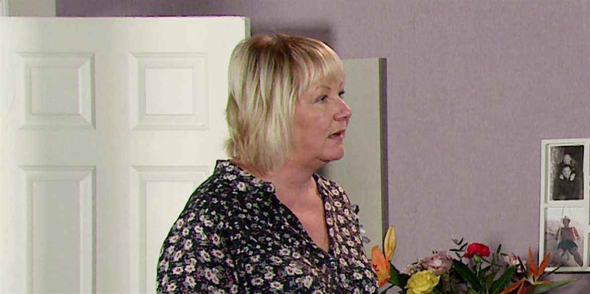 Eileen Grimshaw de Coronation Street est dévastée par des soupçons d'affaire

