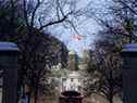 Le drapeau de McGill flotte au-dessus du Pavillon des arts vu à travers les portes Roddick de l'Université McGill à Montréal le mercredi 20 janvier 2016.