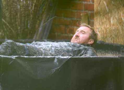 Tyrone et Phil se battent dans le béton, tournage de Coronation Street