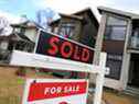 Une maison à vendre et une enseigne vendue à Winston Heights ont été photographiées le mardi 4 mai 2021. Calgary a enregistré des ventes record de maisons au cours des derniers mois.  Gavin Young/Postmédia