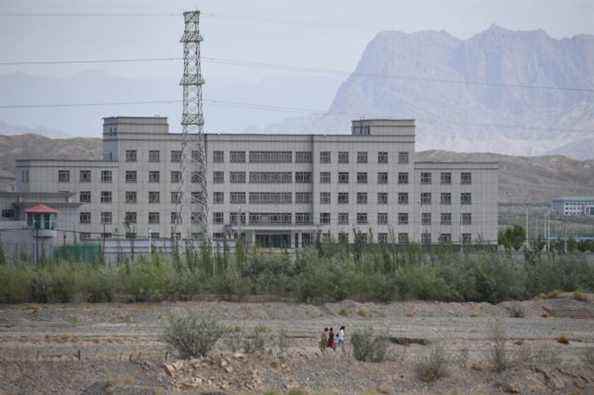 « Toujours à l’écoute » : un ancien prisonnier du Xinjiang décrit la vie dans les camps de détention en Chine