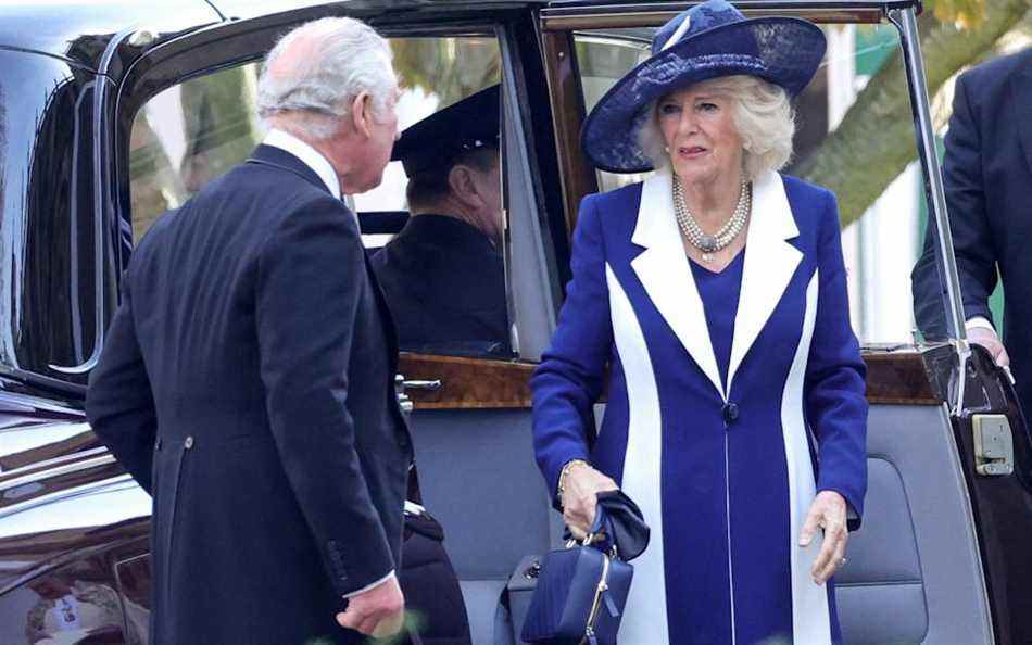 Le prince Charles et la duchesse de Cornouailles sortent de leur voiture - Chris Jackson/Getty Images