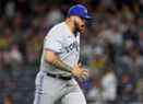 Le lanceur partant des Blue Jays Alek Manoah célèbre après le dernier hors de la sixième manche contre les Yankees au Yankee Stadium le lundi 11 avril 2022 à New York. 