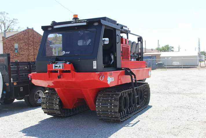 Véhicule amphibie Hydratrek dans un parking.