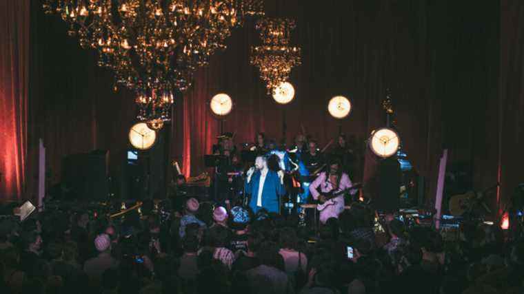 Le père John Misty amène « Chloé » à sa destination ultime — l'opulente salle arc-en-ciel de New York : la critique de concert la plus populaire doit être lue
	
	
