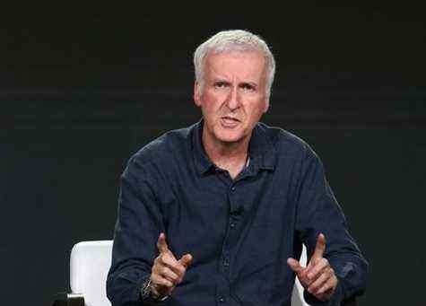 james cameron parle sur scène lors de la partie amc de la tournée de presse de l'association des critiques de télévision d'hiver 2018