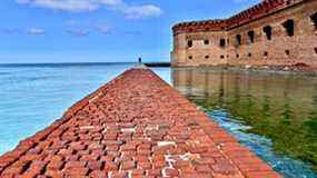 Marcher le mur extérieur à Dry Tortugas, en Floride.  GETTY IMAGES