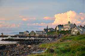 Le quai et les bâtiments de l'île de Monhegan, dans le Maine, au coucher du soleil.  GETTY IMAGES