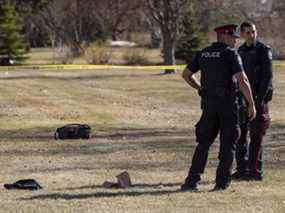 La police enquête sur la scène à l'extérieur de l'école secondaire McNally près de l'arrêt d'autobus le vendredi 8 avril 2022 à Edmonton.  Un témoin a vu un jeune homme être emmené sur une civière alors qu'il recevait des compressions thoraciques.