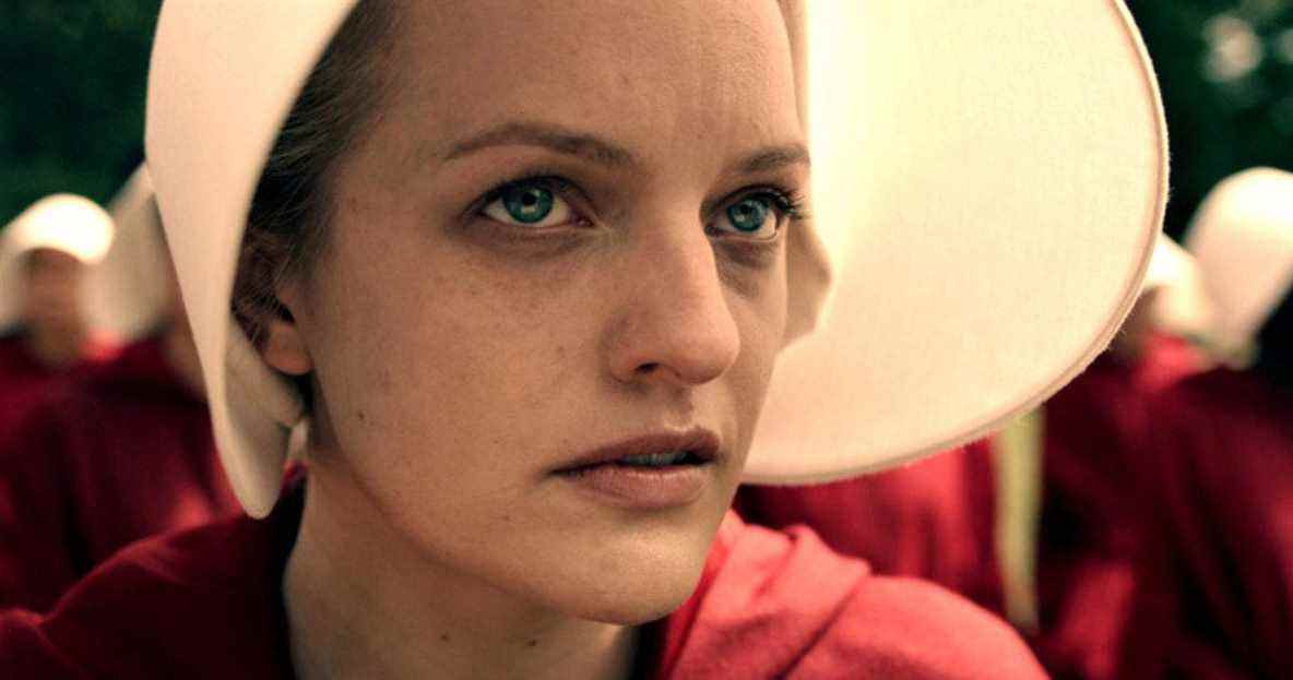 Elisabeth Moss in the handmaids outfit looks up 