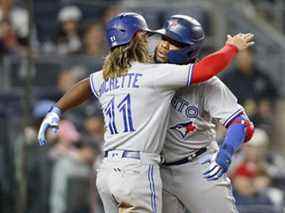 Vladimir Guerrero Jr. des Blue Jays célèbre son coup de circuit de deux points en troisième manche contre les Yankees avec son coéquipier Bo Bichette au Yankee Stadium le mercredi 13 avril 2022 à New York.