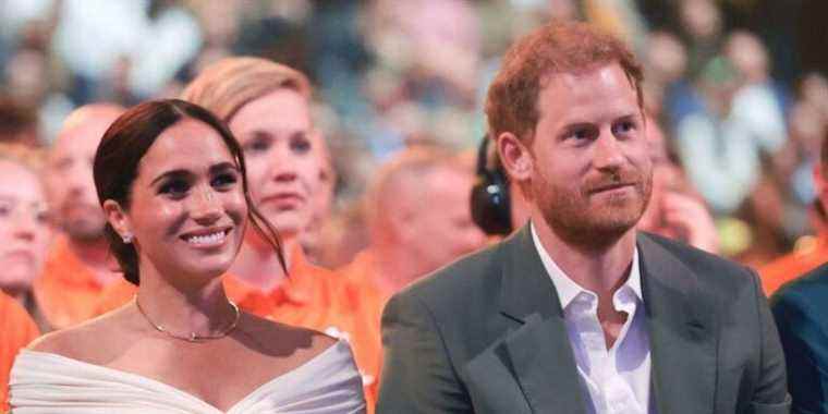 Le prince Harry et la duchesse Meghan partagent un baiser lors de la cérémonie d’ouverture des jeux Invictus