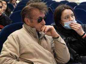 L'acteur et réalisateur Sean Penn assiste à un point de presse au bureau présidentiel de Kiev, en Ukraine, le 24 février 2022.