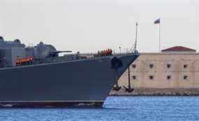 Des officiers de la marine russe sur le pont du Moskva alors que le croiseur lance-missiles navigue dans le port de Sébastopol en mer Noire en novembre dernier.