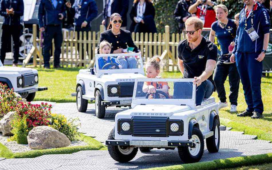 Le couple a sauté à l'arrière de mini Land Rover - Patrick van Katwijk/Getty Images Europe