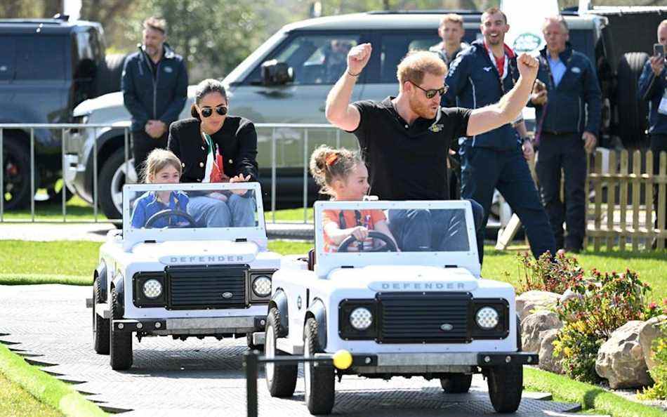 Le poing du prince Harry pompe dans les airs aux côtés de Scarlett Vroegop, quatre ans - Karwai Tang / WireImage