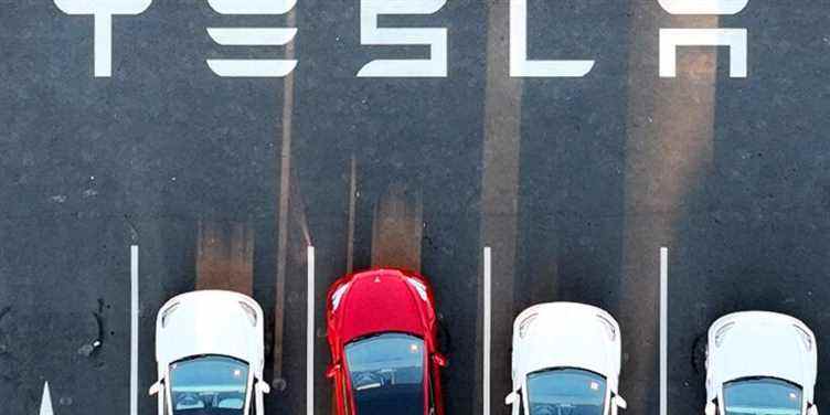 Tesla doit payer 15 millions de dollars à un ex-travailleur pour des abus racistes « dérangeants », selon un juge