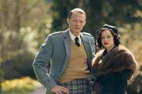 Paul Bettany et Claire Foy jouent dans A Very British Scandal.