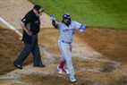 Vladimir Guerrero Jr. des Blue Jays de Toronto fait des gestes aux fans alors qu'il atteint le marbre lors d'un coup de circuit lors de la huitième manche du match de baseball de l'équipe contre les Yankees de New York le mercredi 13 avril 2022 à New York.