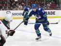 Bo Horvat, numéro 53 des Canucks de Vancouver, grimace en patinant vers le banc après avoir été touché à la cheville avec la rondelle lors de leur match de la LNH au Rogers Arena le 14 avril 2022.