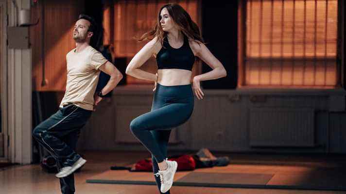 Aaron Paul et Karen Gillan s'essayent à la danse hip-hop dans une scène de Dual.