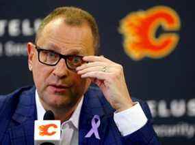 Le directeur général des Flames de Calgary, Brad Treliving, s'adresse au Scotiabank Saddledome de Calgary le mercredi 16 mars 2022.