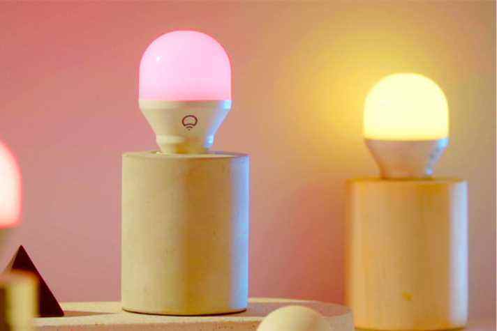 Groupe d'ampoules colorées LIFX dans des lampes de bureau à ampoule apparente