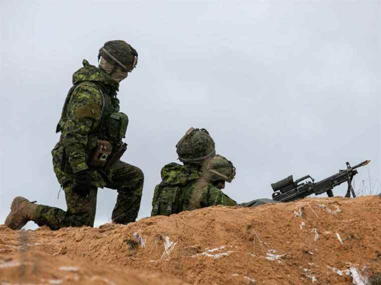 Des photos trafiquées russes prétendent montrer des combats militaires canadiens en Ukraine: CST