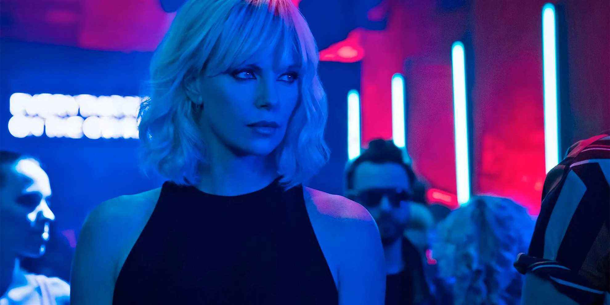 Lorraine Broughton marchant dans une boîte de nuit au néon dans Atomic Blonde