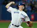 Le lanceur partant des Blue Jays, Ross Stripling, livre au marbre contre l'athlétisme lors de la première manche au Rogers Centre de Toronto, le vendredi 15 avril 2022.