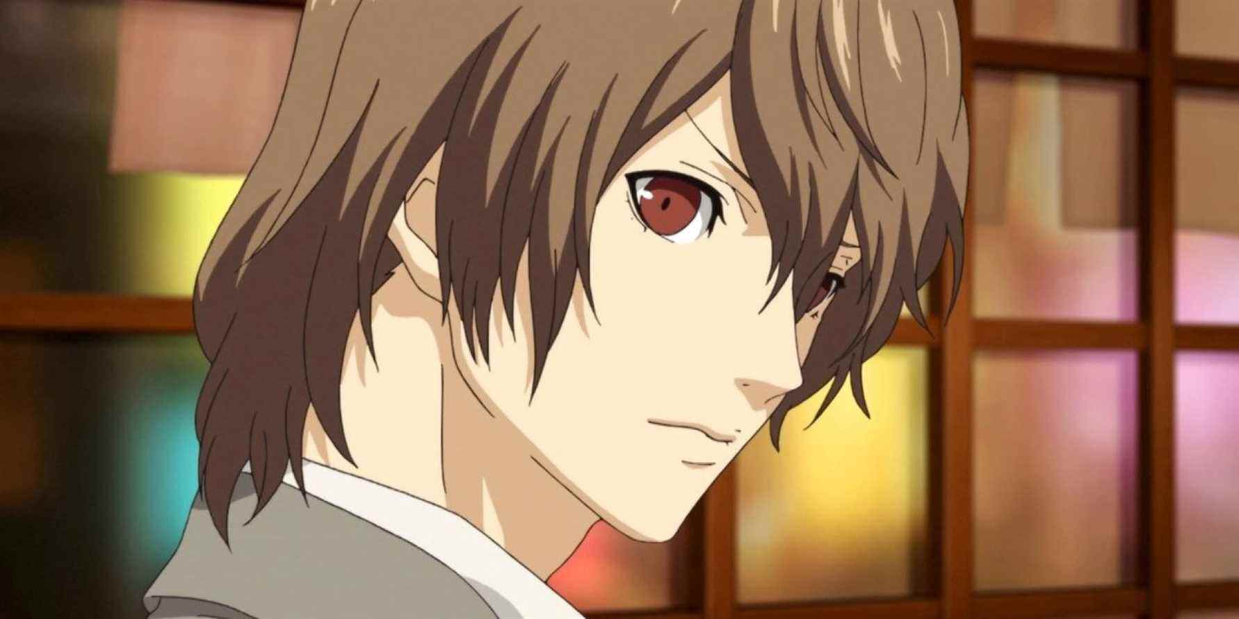 Goro Akechi regarde sévèrement par-dessus son épaule dans l'anime Persona 5