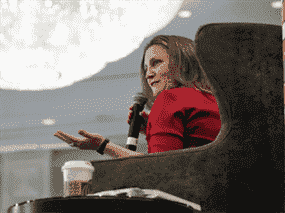 La ministre des Finances, Chrystia Freeland, parle du budget fédéral lors d'un événement du Greater Vancouver Board of Trade, à Vancouver, le 13 avril 2022.