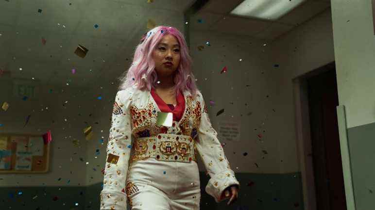 Stephanie Hsu, entourée de confettis et vêtue d'une combinaison Elvis, dans Everything Everywhere All At Once