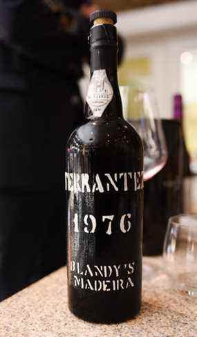 Une bouteille de 1976 Blandy's Vintage Madeira Terrantez à l'hôtel Yeatman à Porto, Portugal.  Bryan Passifium/Postmédia