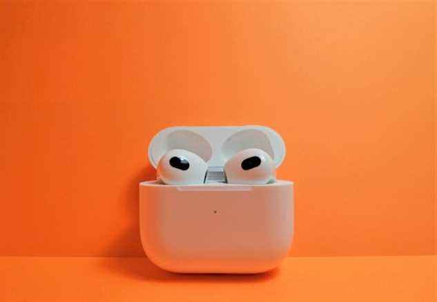 Les AirPods de troisième génération d'Apple pourraient en valoir la peine si vous voulez un ensemble de véritables écouteurs sans fil qui ne s'insèrent pas complètement dans votre conduit auditif et vous permettent plus facilement d'entendre le bruit ambiant.