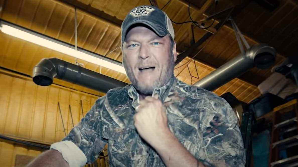 Blake Shelton déguisé en lapin de Pâques rose pour Gwen Stefani, et il ressemble tout droit à The Shining du Dr Seuss

