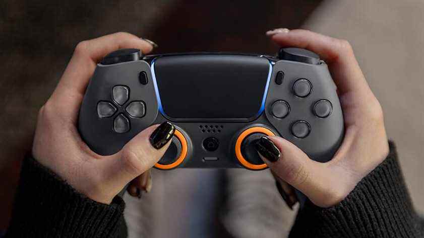 Femme utilisant la manette Scuf PS5 Reflex Pro