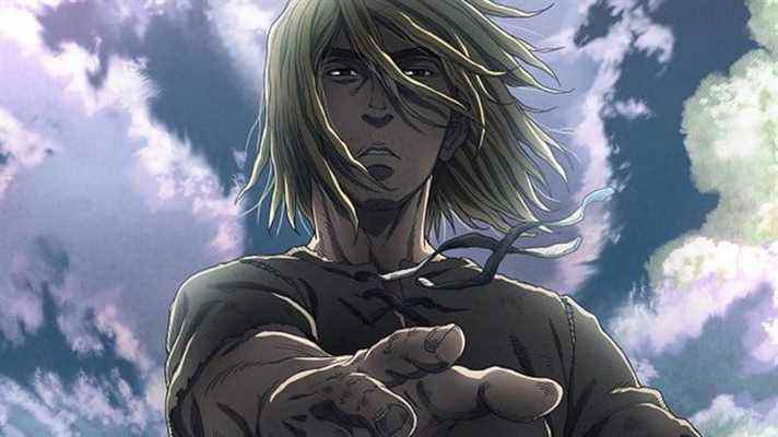 Un Thorfinn épuisé tendant la main avec le ciel en arrière-plan dans l'art clé de la saison 2 de Vinland Saga.