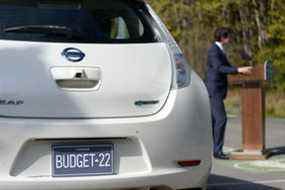 Ils ont truqué une Nissan Leaf avec une fausse plaque d'immatriculation et tout.