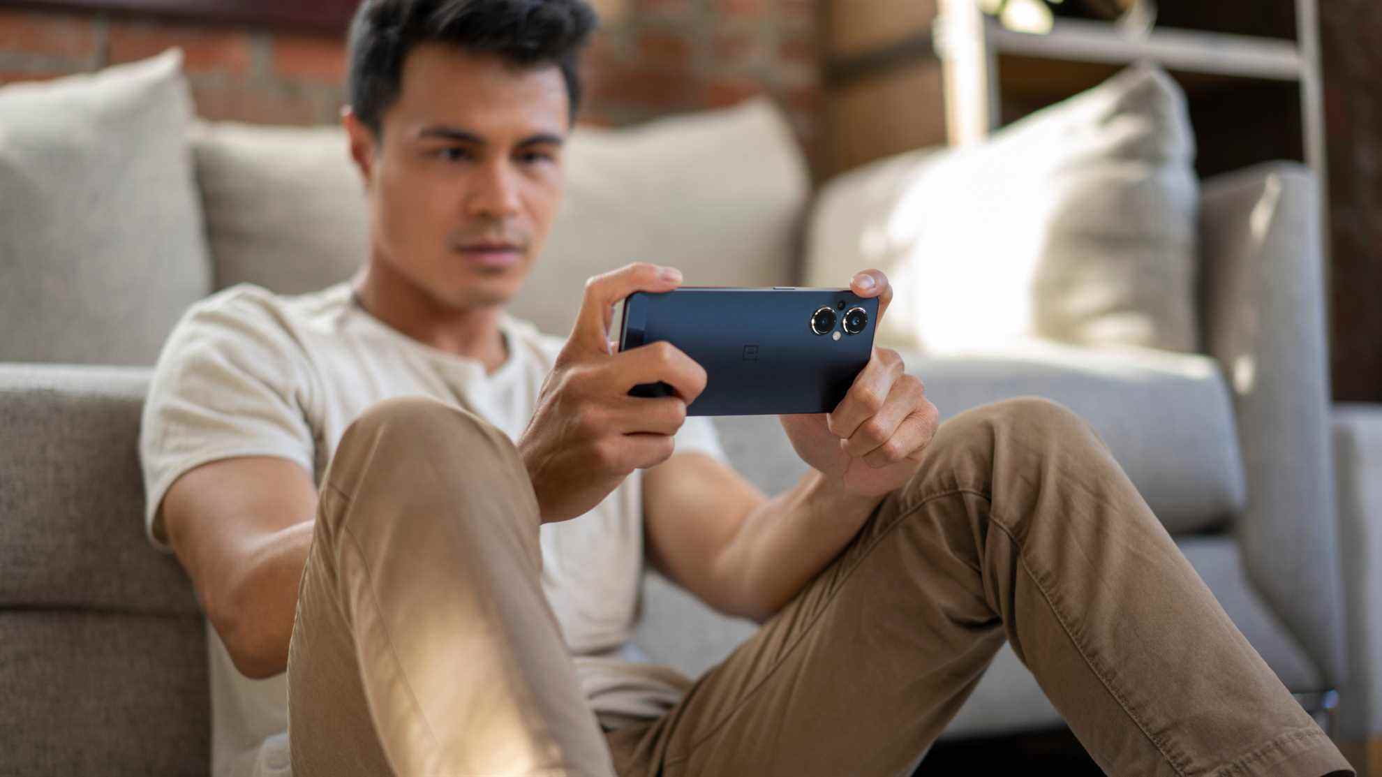 oneplus nord n20 annonce image du téléphone dans la main du modèle pendant le jeu