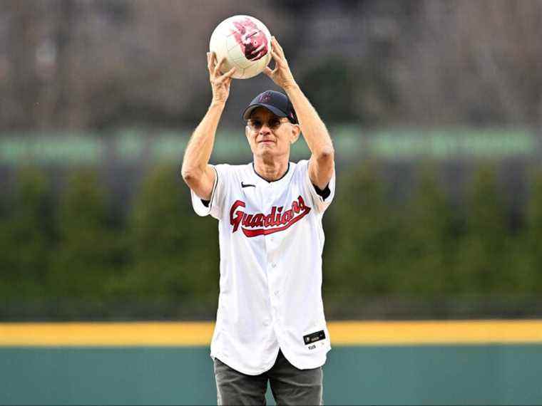 Tom Hanks et la co-vedette de « Cast Away » Wilson se retrouvent au match des Cleveland Guardians