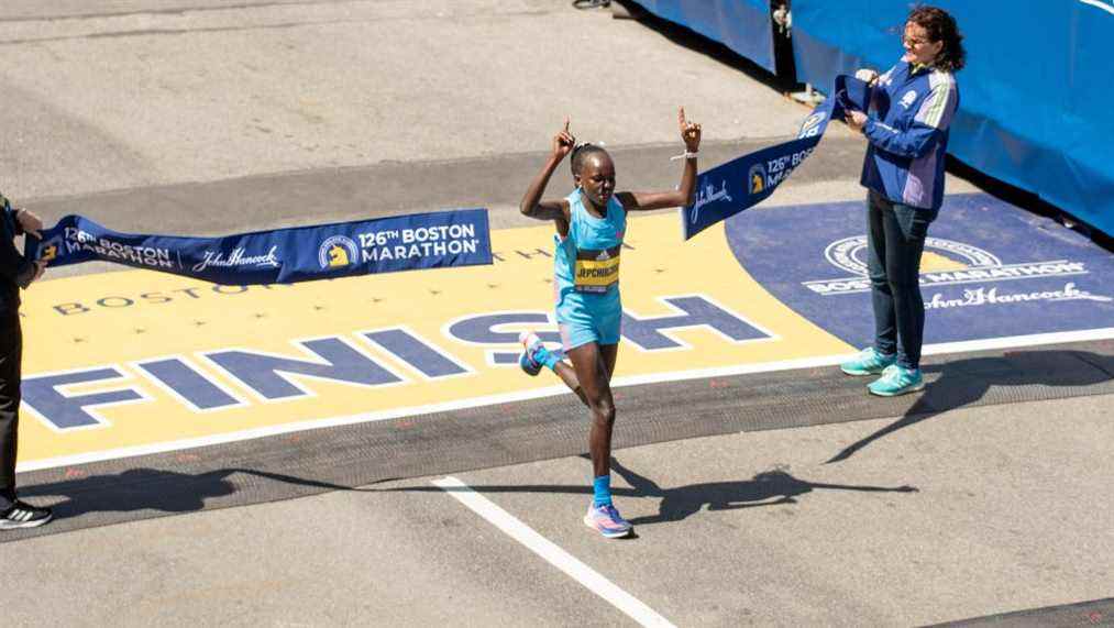 une photo de Peres Jepchirchir remportant le marathon de boston 22