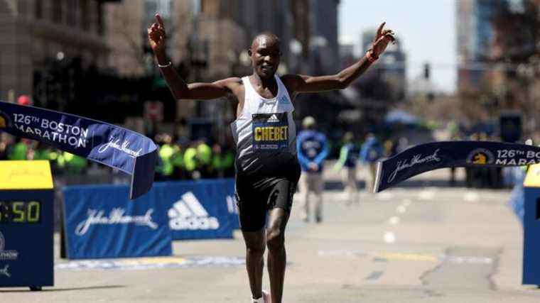 Quelles chaussures de course portaient les vainqueurs du marathon de Boston ?